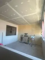 Photo d'un plafond rénové en attente de finition avec les outils mis en évidence