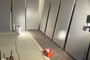 Porte peinte en attente de séchage