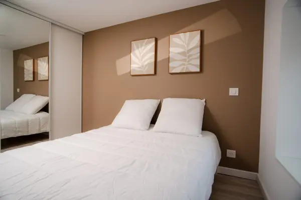 Vue d’ensemble de la chambre1 rénovée avec mur accent et volumes en placo