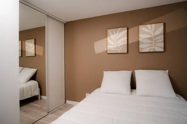 Chambre 1: Porte coulissante intégrée pour optimiser l’espace