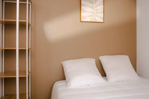 Chambre2 : Détail du mur accent : peinture haut de gamme, arêtes nettes