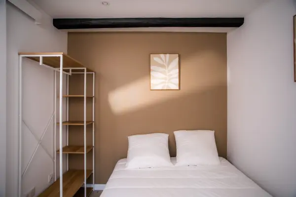 Vue plus large de la chambre 2 rénovée avec mur accent et volumes en placo