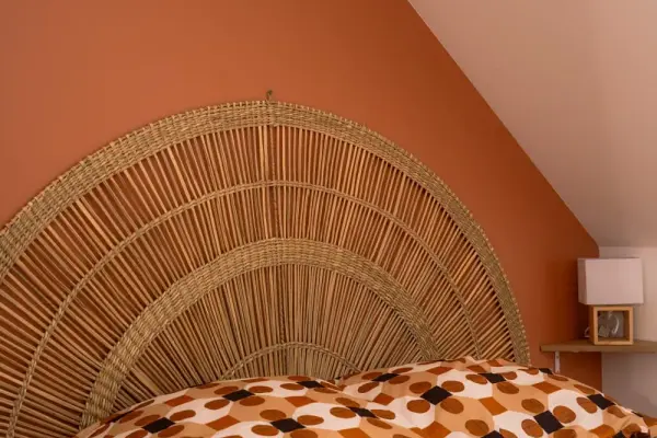 Chambre 1 : détail des finitions du mur accent, arêtes nettes sous rampant