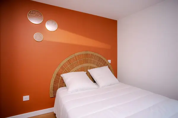 Chambre 2 : vue latérale, murs blancs et rendu homogène