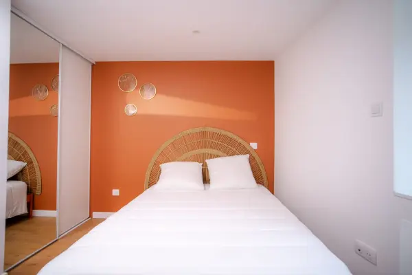 Chambre 2 : vue large mettant en valeur la luminosité de l’ensemble