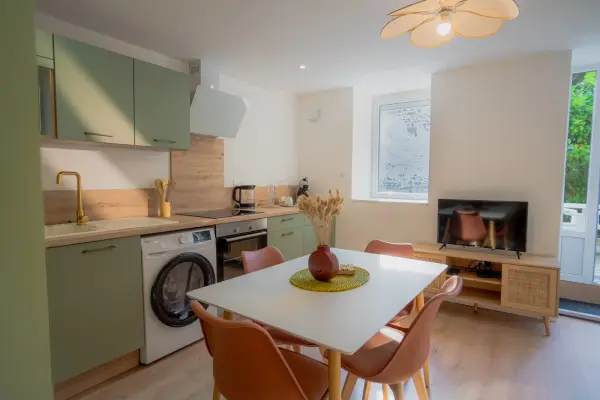 Cuisine et séjour sous un autre angle, continuité des teintes