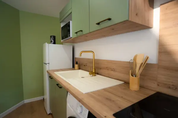 Gros plan sur la cuisine (évier) : joints et arêtes soignés