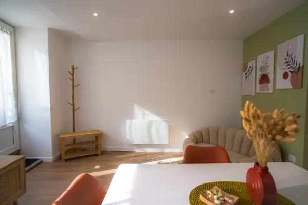 Séjour côté mur blanc, volume lumineux