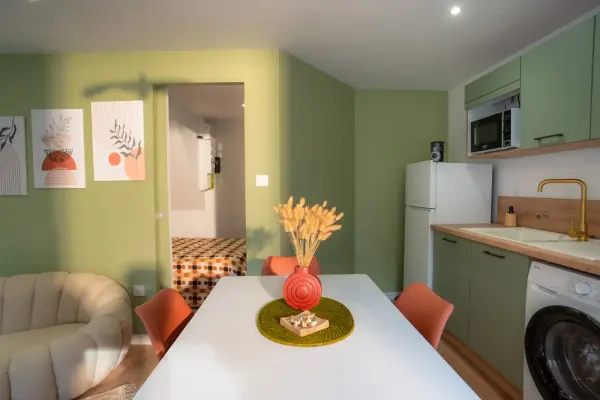 Perspective vers le coin nuit ; table au premier plan