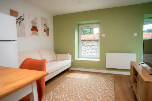 Séjour vers la fenêtre : canapé blanc et mur vert clair