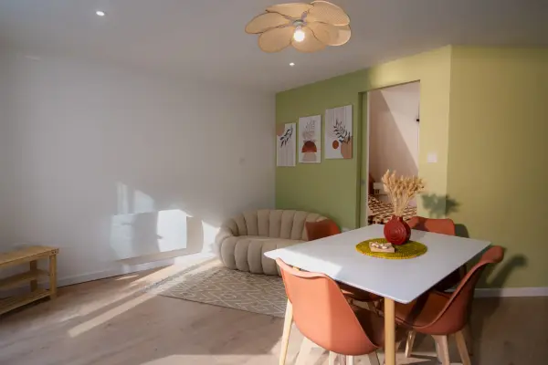 Salon sous un autre angle, ouverture vers le coin nuit