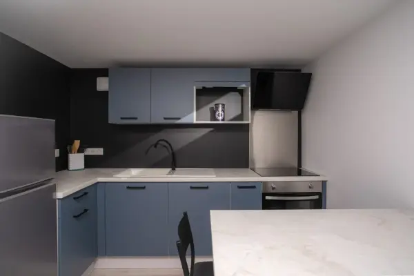 Cuisine de face : façades sobres et rendu homogène