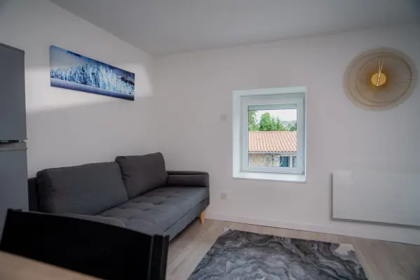 Vue large du séjour, lumière naturelle et palette bleu clair / anthracite