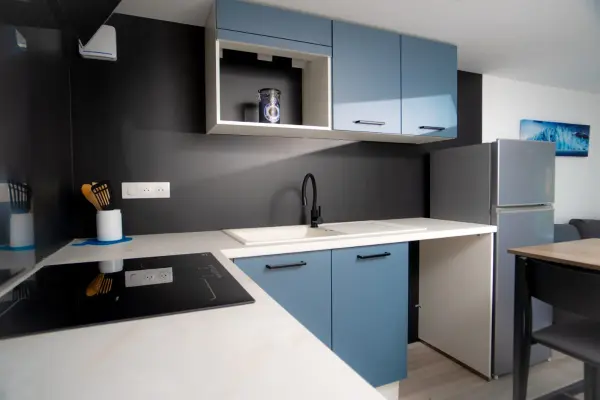 Gros plan cuisine en trois-quarts : détails de peinture et assemblages