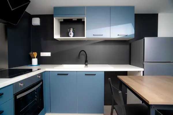 Gros plan cuisine de face : finitions et alignements précis