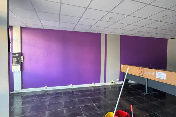 Plafond reconstruit et murs repeints : chantier terminé