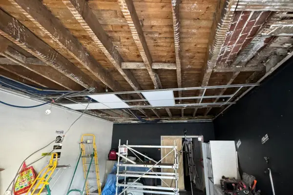 Phase de démolition de l’ancien plafond