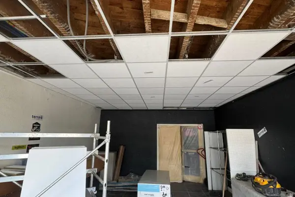 Mise en place de la structure du faux plafond en cours