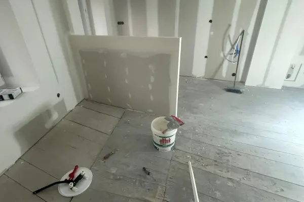 Vue d’ensemble : cloisons et plafonds en placo avec bandes à joints