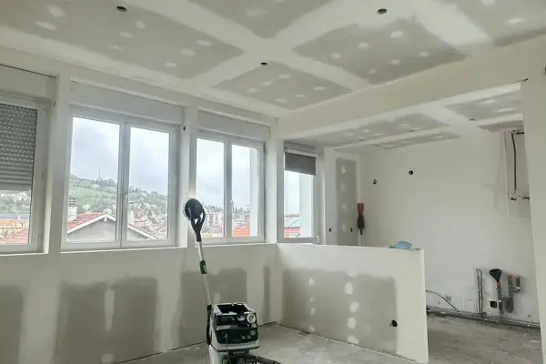 Vue d'ensemble de la pièce : surface prête à peindre