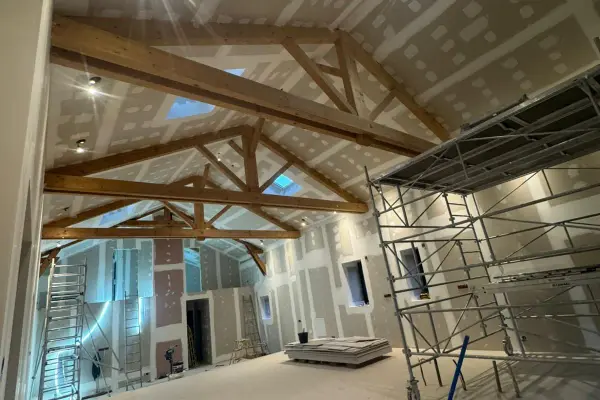 Plafond en rénovation : traitement des bandes à joints, vue d’ensemble