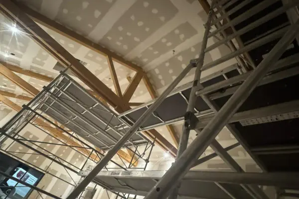 Détail du plafond : bandes et enduits en cours de séchage, surface prête à poncer